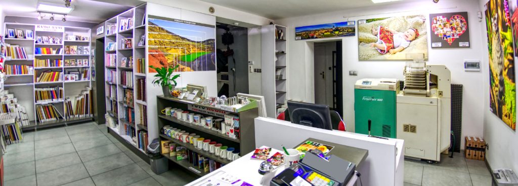 Studio fotograficzne Gorlice – wnętrze Studio Bugno, sklep, punkt usług fotograficznych i wywoływania zdjęć